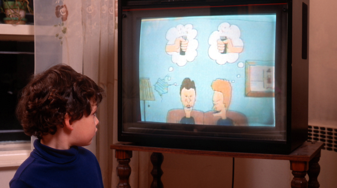 Παιδί που παρακολουθεί στην τηλεόραση τη σειρά κινουμένων σχεδίων Beavis And Butt-Head