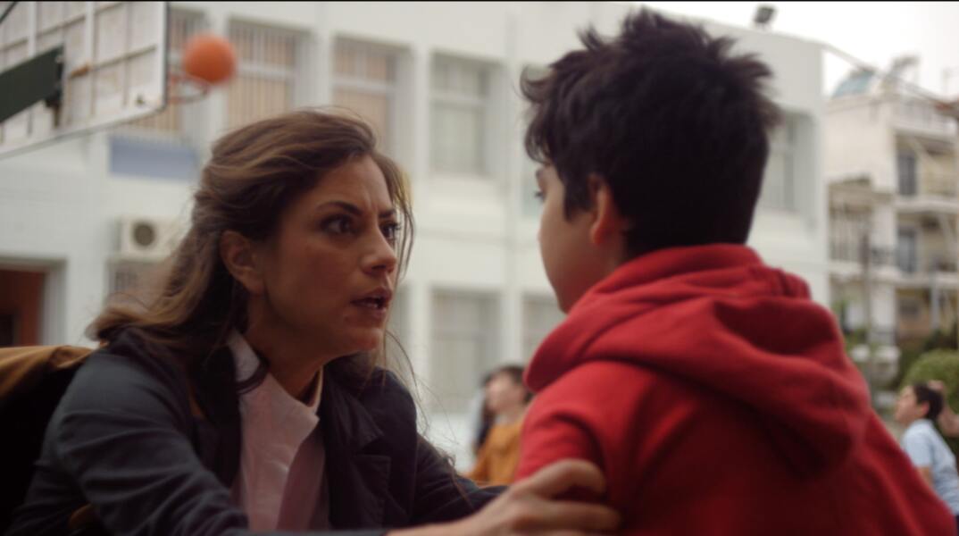 Γυναίκα που μιλά σε μικρό παιδί - Σκηνή από την ταινία Clear Sky