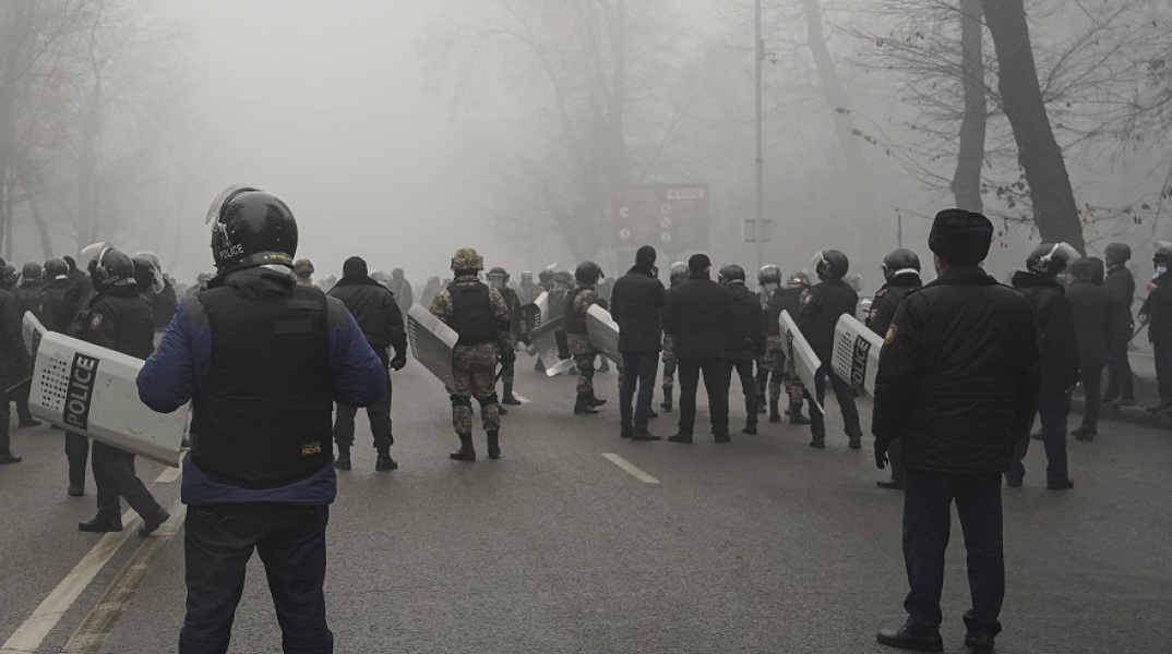 Καζακστάν: Στρατιώτες πυροβολούν εναντίον διαδηλωτών 