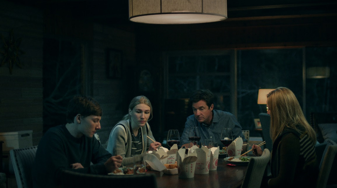 Οικογένεια που τρώει σε τραπέζι - σκηνή από τη σειρά Ozark στο Netflix