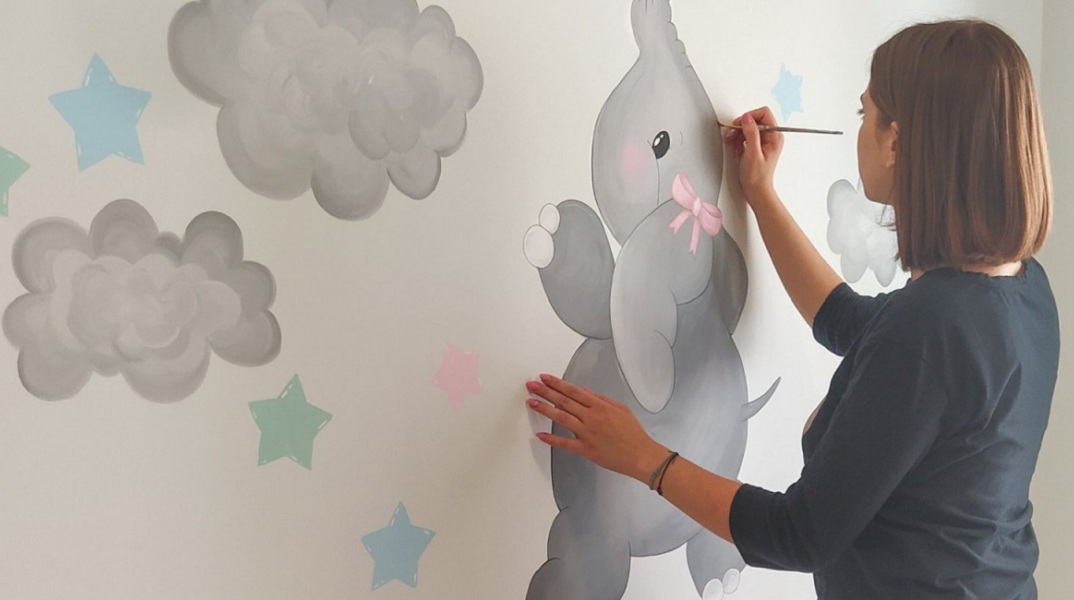 Η Ελισάβετ, που έχει τον λογαριασμό art._.mum, σχεδιάζει σε έναν τοίχο.