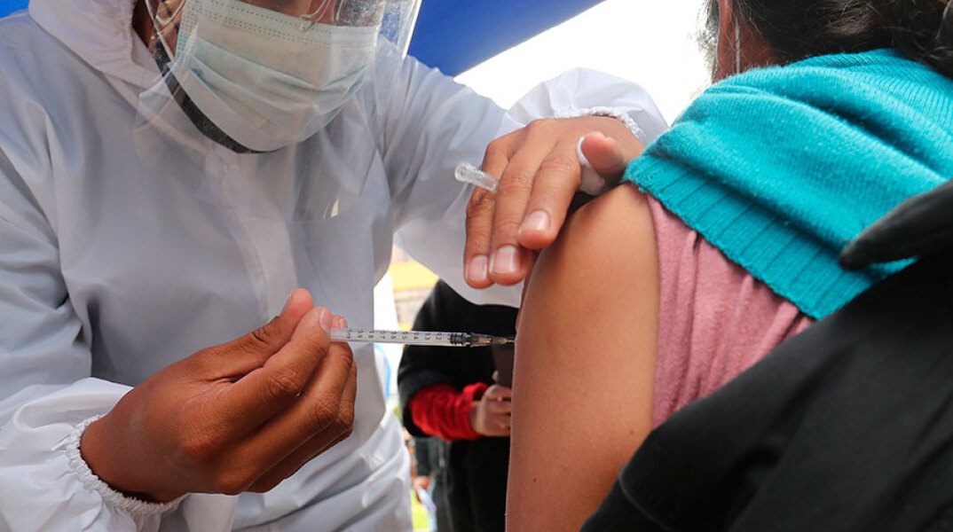 Εμβολιασμός για κορωνοϊό σε εμβολιαστικό κέντρο κατά της Covid στη Βολιβία