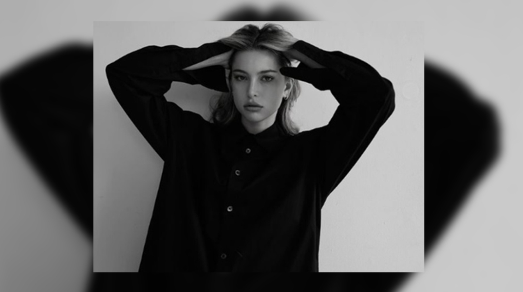 Ασπρόμαυρη φωτογραφία της Eve Jobs, κόρης του Steve Jobs