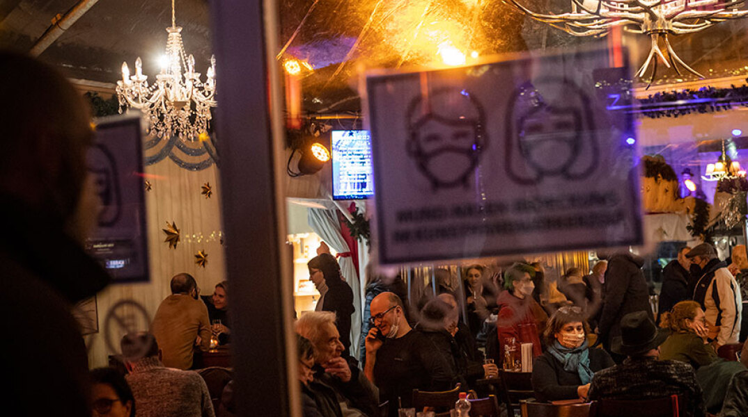 Πολίτες σε εστιατόριο στη Γερμανία εν μέσω πανδημίας κορωνοϊού