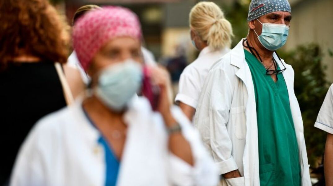 Κορωνοϊός: Ξεκινάει την Τετάρτη 12 Ιανουαρίου η επιστράτευση ιδιωτών γιατρών 