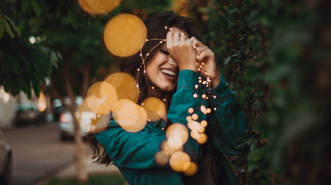 Ένα κοριτσι γελάει.