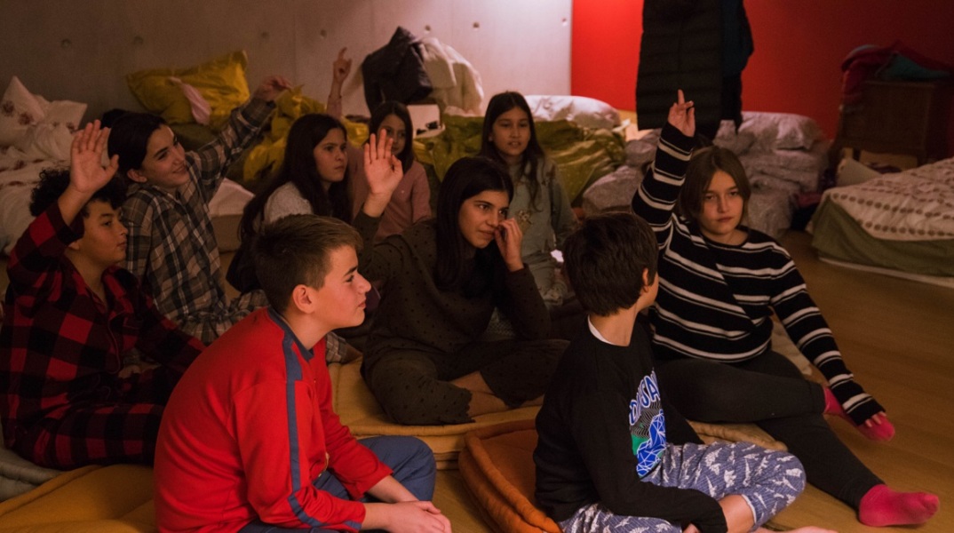 Τα παιδιά παρακολουθούν τον Ευγένιο Τριβιζά