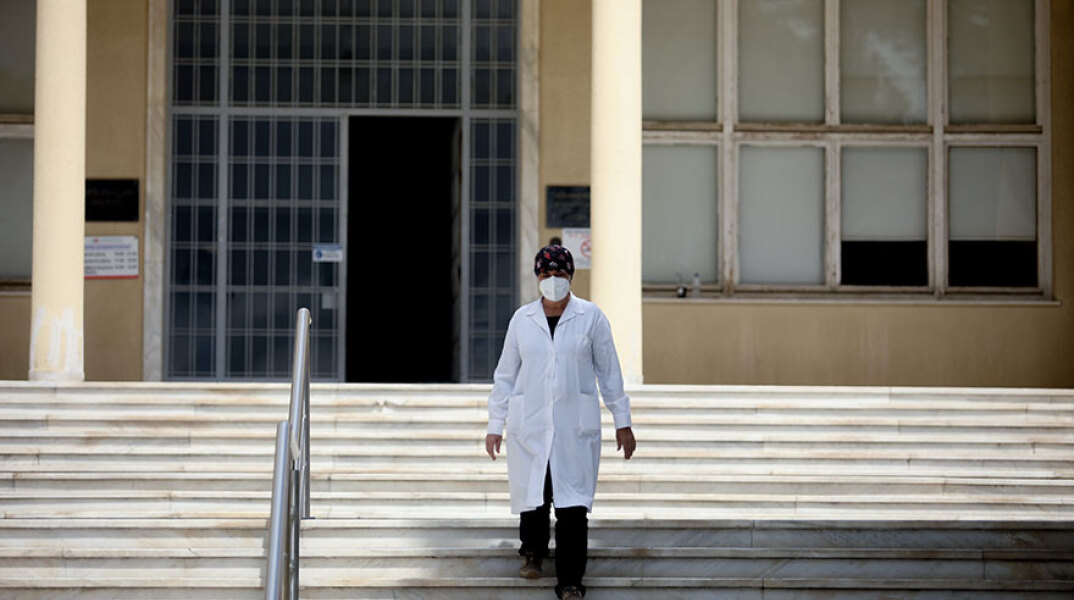 Υγειονομικός στο Σισμανόγλειο Νοσοκομείο με μάσκα για τον κορωνοϊό