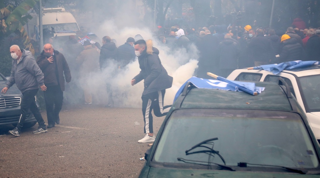 Αλβανία: Οπαδοί του Σαλί Μπερίσα εισέβαλαν στα γραφεία του Δημοκρατικού Κόμματος – Βίαια επεισόδια και χρήση χημικών από την αστυνομία.