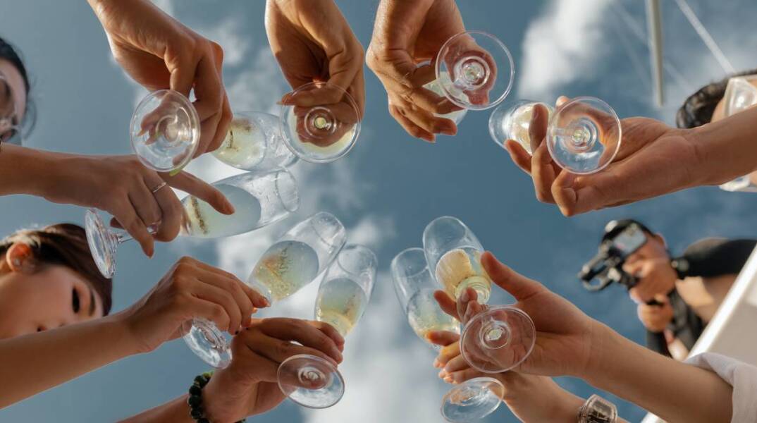 Παρέα φίλων, τσουγκρίζουν τα ποτά τους
