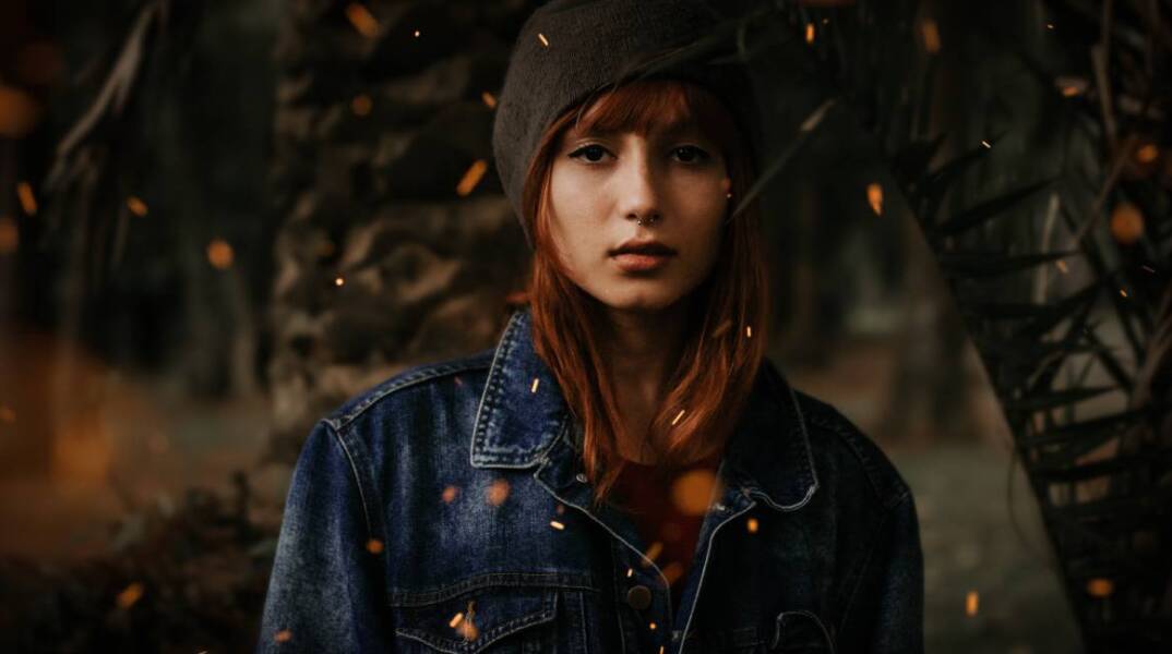 Κοπέλα με μαύρο σκουφί και τζιν τζάκετ