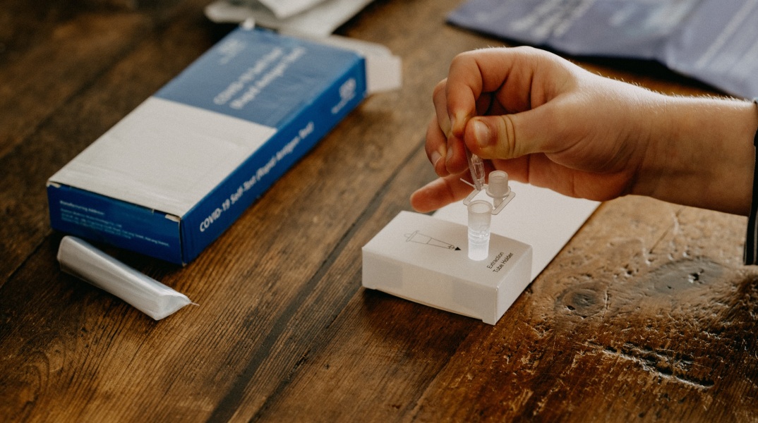 Κορωνοϊός: Το rapid test με τη χρήση στυλεού για τη λήψη δείγματος από τη μύτη, δεν ανιχνεύει με αξιοπιστία την παραλλαγή Όμικρον, υποστηρίζει Αμερικανός λοιμωξιολόγος.