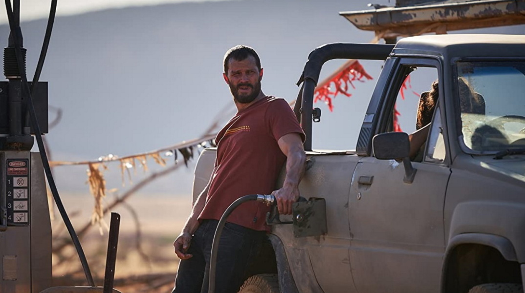 Ο Τζέιμι Ντόρναν σε σκηνή από τη σειρά The Tourist.