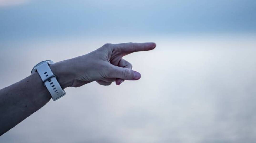 Χέρι που δείχνει προς τα δεξιά