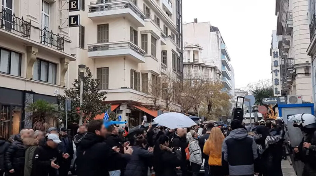 «Είμαστε όλοι Τζόκοβιτς» φώναξαν αντιεμβολιαστές στη Θεσσαλονίκη