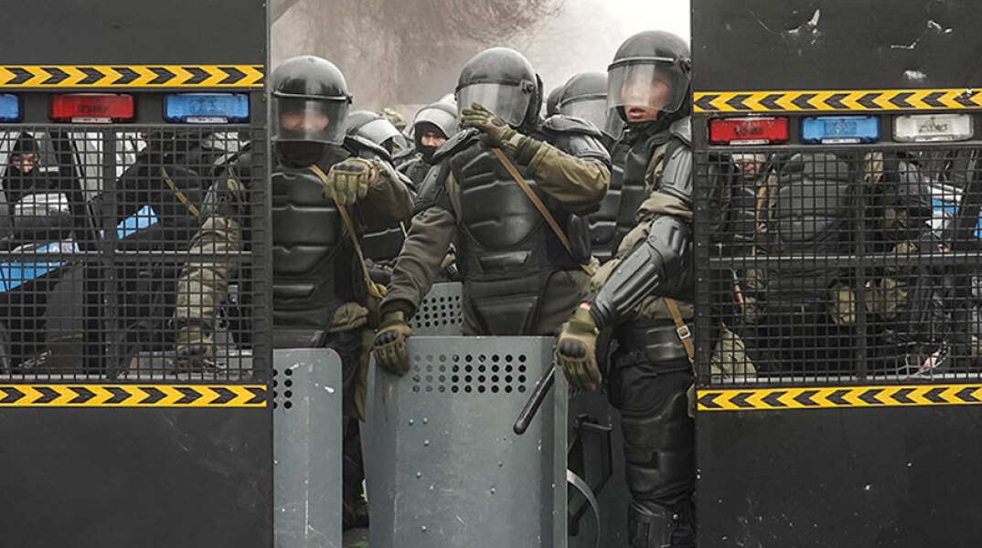 «Τείχος» από αστυνομικούς στην οικονομική πρωτεύουσα του Καζακστάν, Αλμάτι