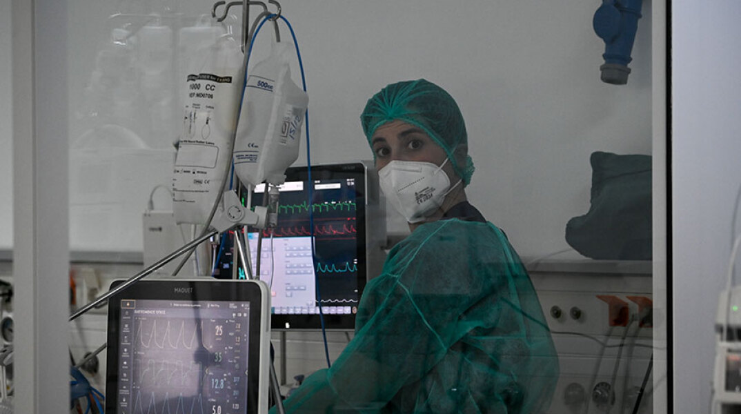 Υγειονομικός σε ΜΕΘ στο νοσοκομείο «Σωτηρία»