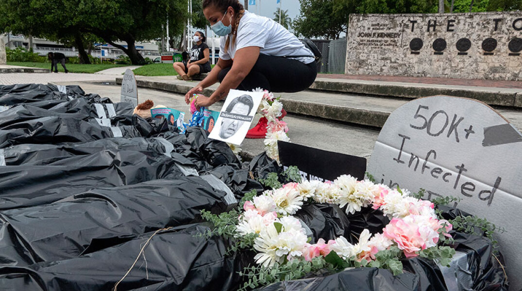 Πρώτες παγκοσμίως οι ΗΠΑ σε θανάτους από κορωνοϊό - Τελετή μνήμης για τα θύματα της Covid στο Μαϊάμι