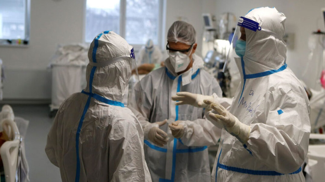 Υγειονομικοί σε νοσοκομείο στο Βελιγράδι