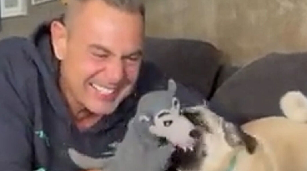 Ο Πάνος Καμμένος παίζει με τον σκύλο του και χλευάζει τον Γιώργο Παπανδρέου
