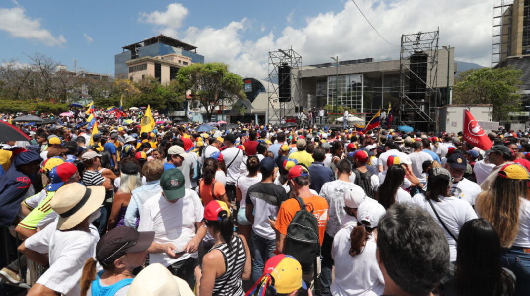 Βενεζουέλα: Η αντιπολίτευση κερδίζει την κυβέρνηση του Μπαρίνας, προπύργιο των Τσαβίστας