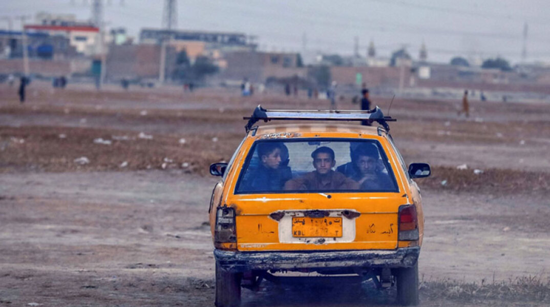 Μαθητές σε αυτοκίνητο στα περίχωρα της Καμπούλ στο Αφγανιστάν