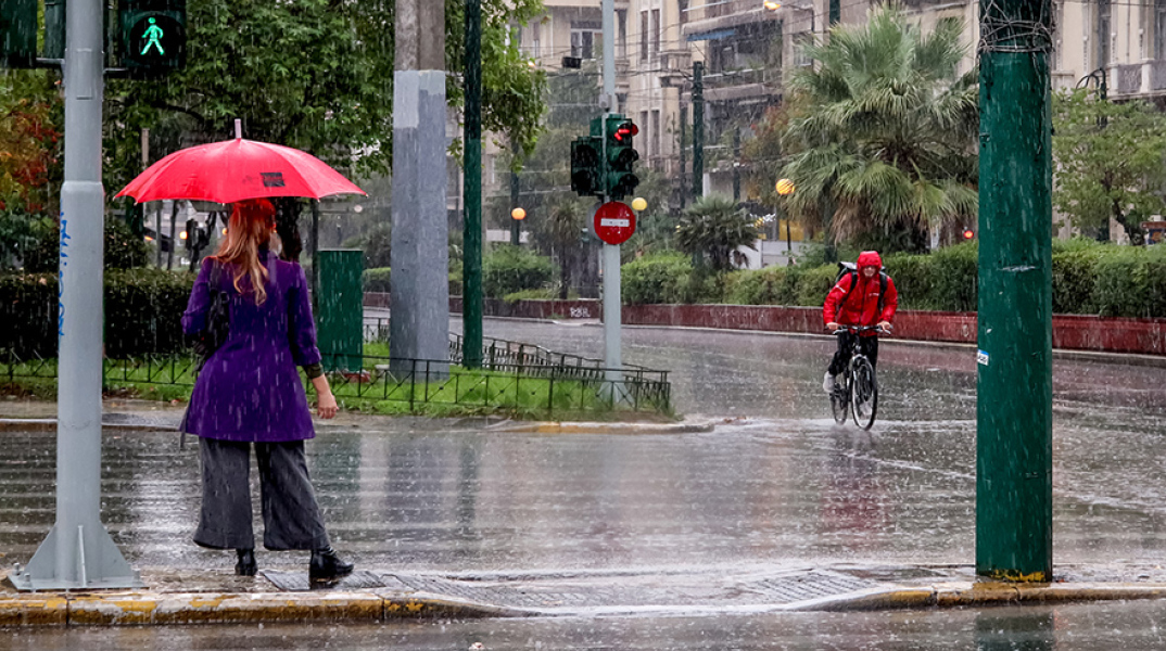 Καιρός: Βροχή στο κέντρο της Αθήνας