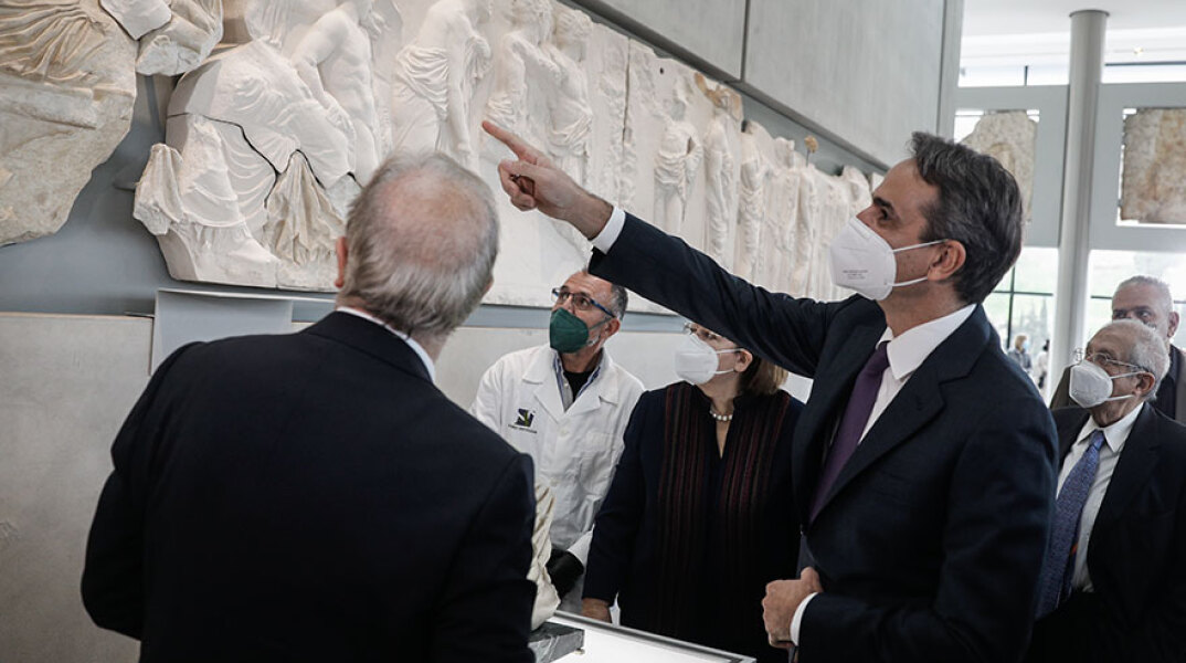 Ο πρωθυπουργός Κυριάκος Μητσοτάκης μπροστά στο θραύσμα Fagan που τοποθετήθηκε στη ζωφόρο του Παρθενώνα
