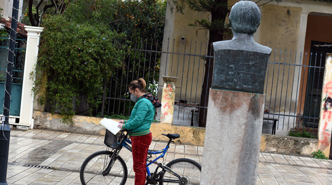 Κοπέλα με μάσκα για τον κορωνοϊό