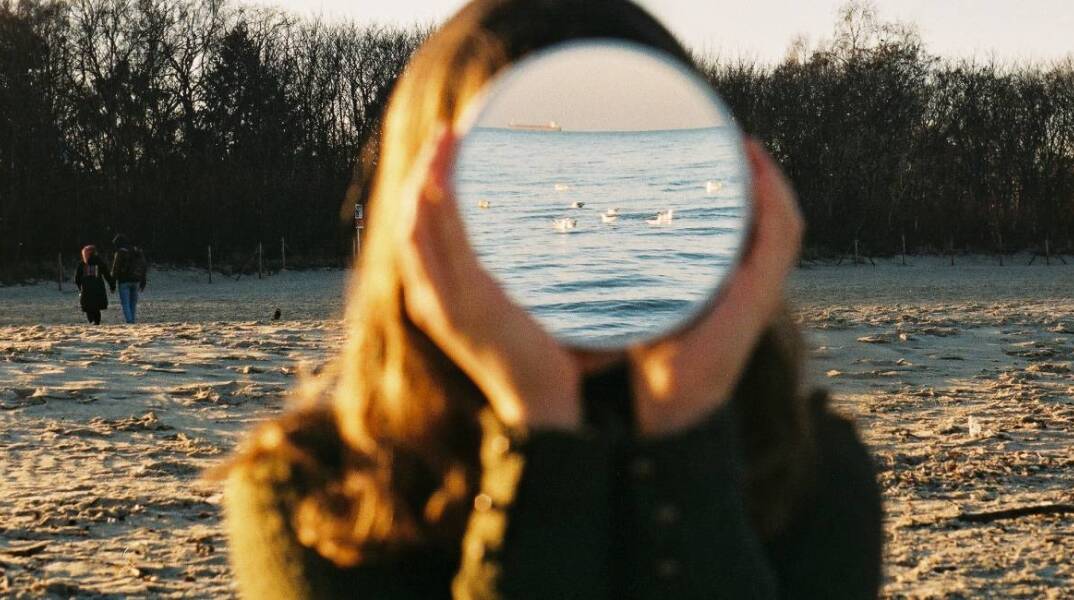 Κοπέλα σε χιονισμένο τοπίο