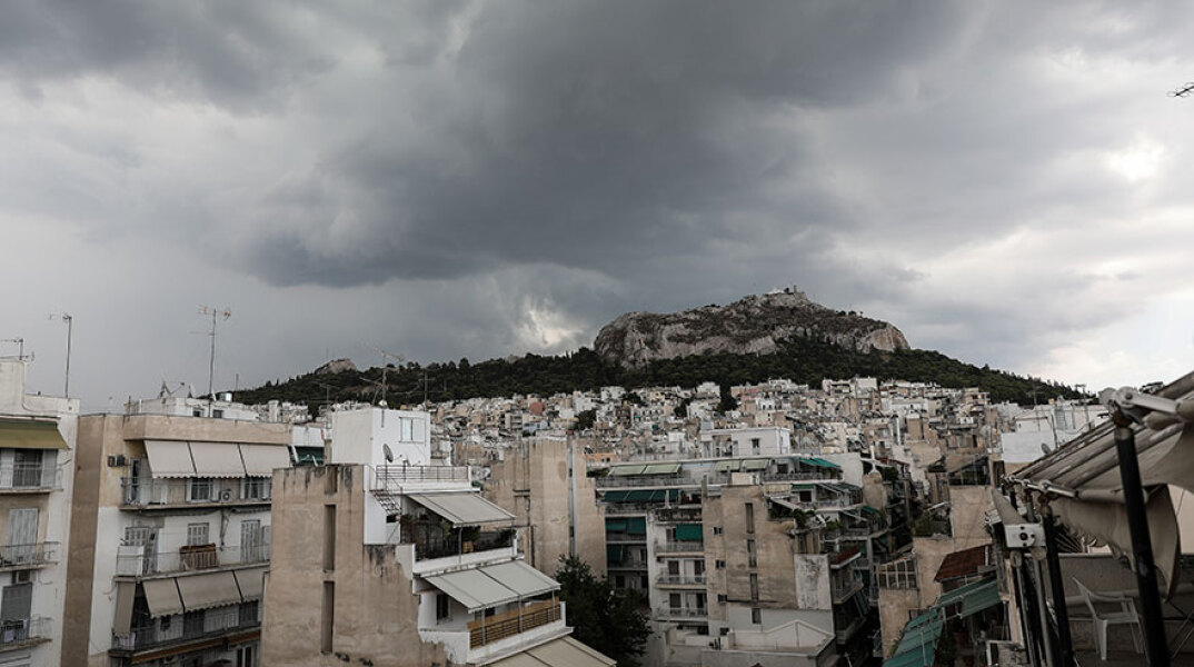 Σύννεφα με βροχή στην Αθήνα