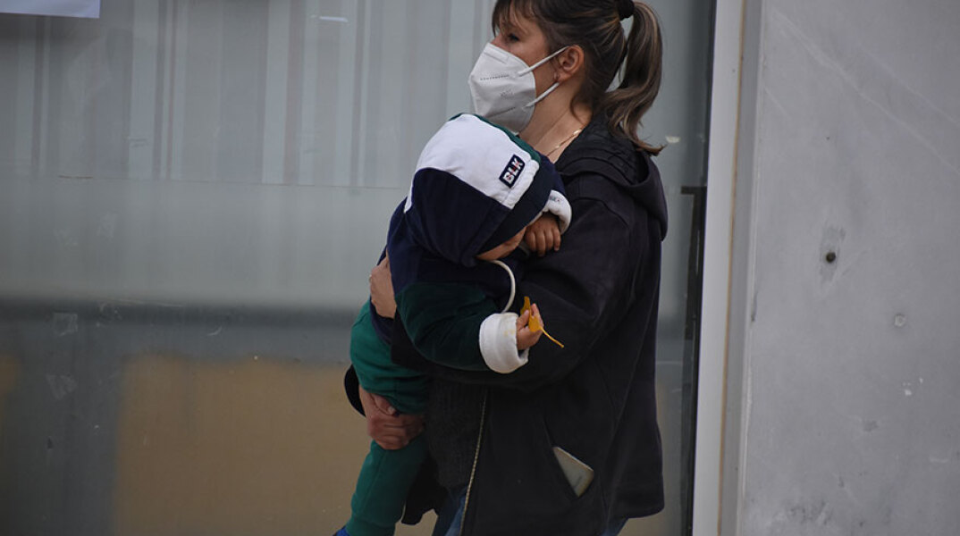 Μητέρα με μωρό στο Ναύπλιο λίγο πριν κάνουν δωρεάν rapid test από τον ΕΟΔΥ