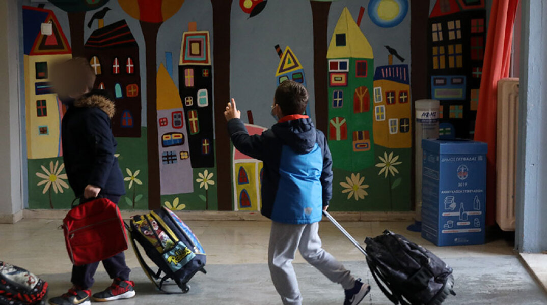 Μαθητής σε δημοτικό σχολείο με μάσκα για τον κορωνοϊό