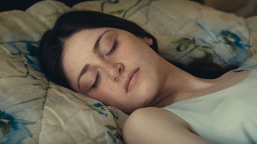 Η ηθοποιός Άνι Καρσελάτζε στην ταινία «ι βλέπουμε όταν κοιτάμε τον ουρανό»