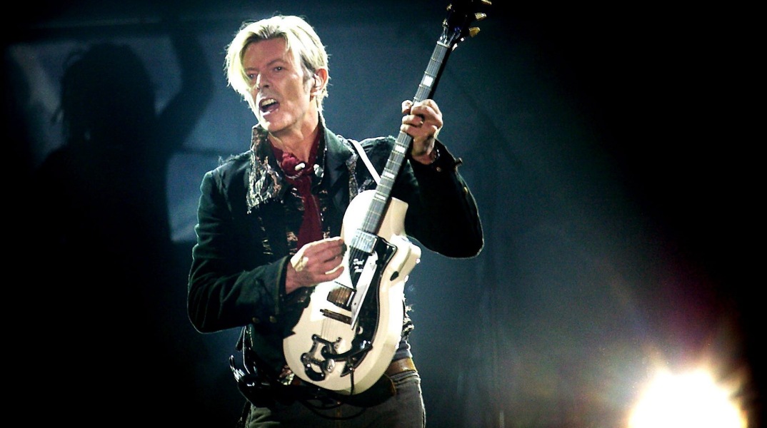 O David Bowie παίζει κιθάρα σε συναυλία