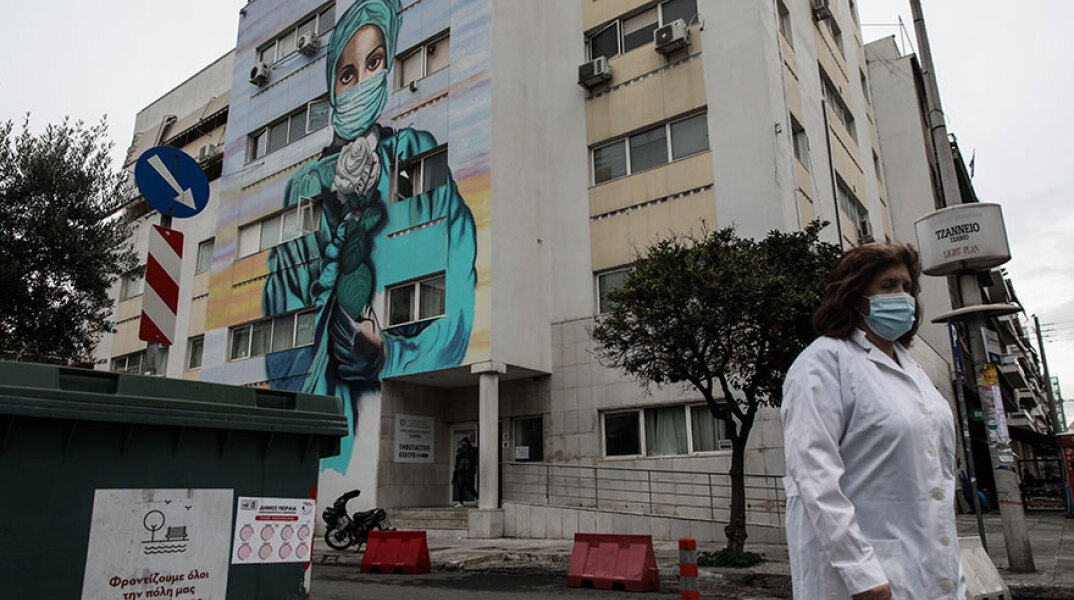 Γκράφιτι για τον κορωνοϊό στο Τζάνειο Νοσοκομείο στον Πειραιά