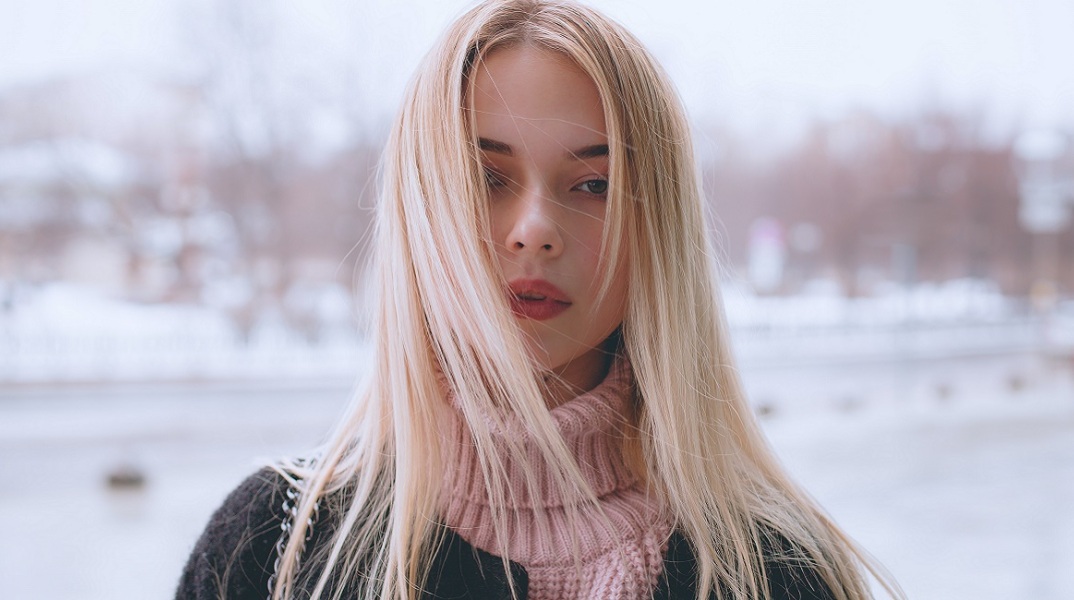 Ένα κορίτσι σε ένα χιονισμένο τοπίο 