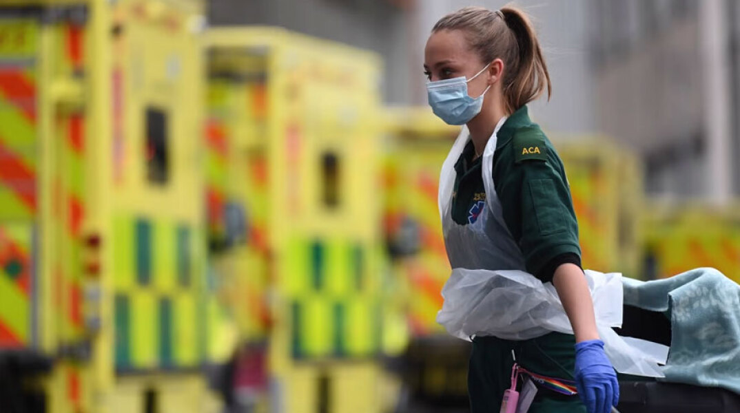 Υγειονομικός με μάσκα για κορωνοϊό έξω από νοσοκομείο στο Λονδίνο