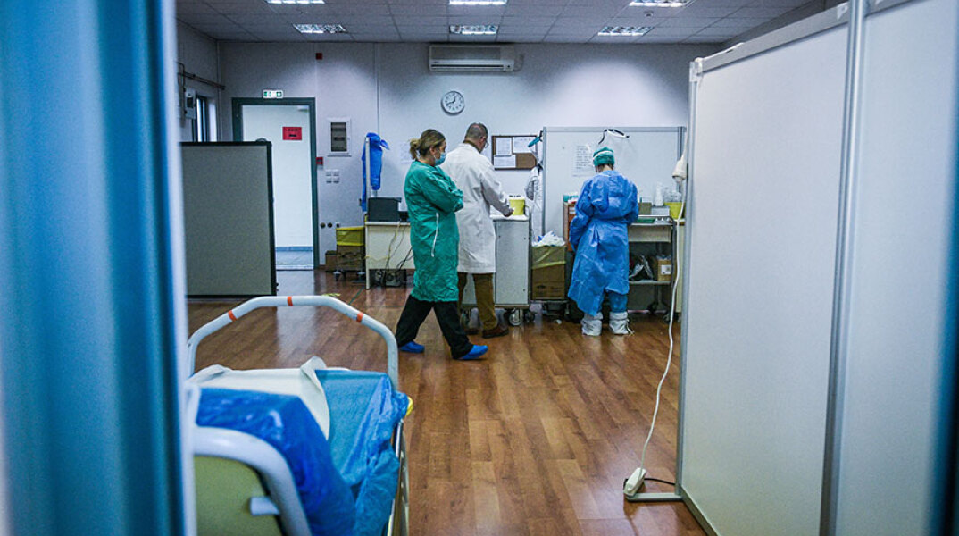 Γιατροί σε νοσοκομείο με προστατευτικό εξοπλισμό για κορωνοϊό