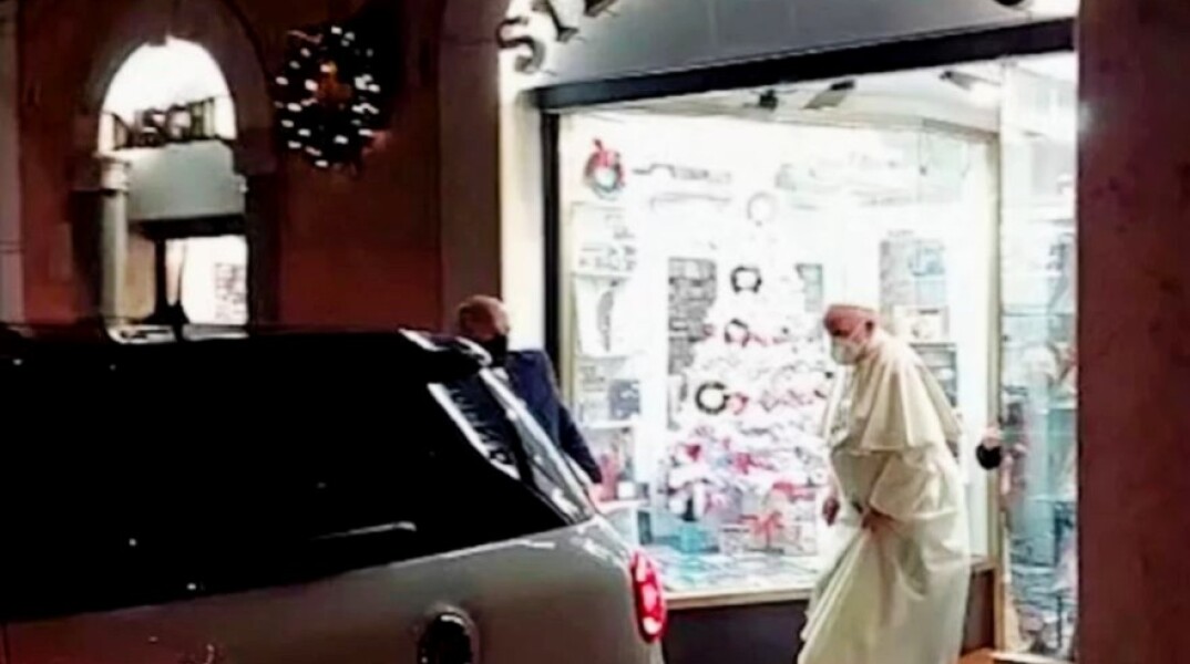 Ο Πάπας Φραγκίσκος βρέθηκε σε δισκοπωλείο στη Ρώμη