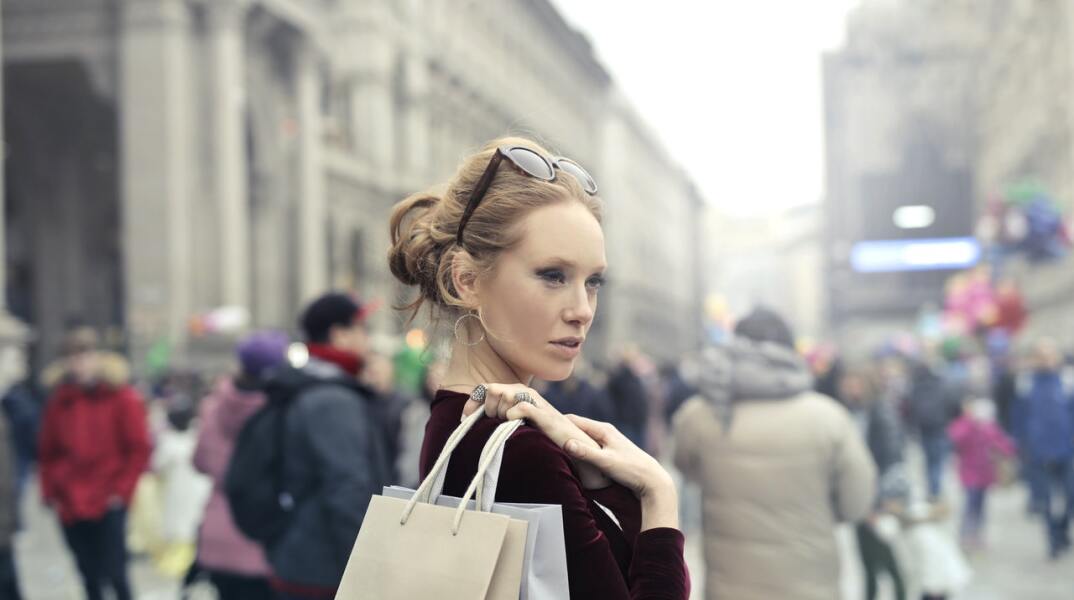 Οι MSCHF ανεβάζουν φάρσες με τις οποίες κοροϊδεύουν τη μόδα, τον κόσμο της και τις συνήθειες των καταναλωτών. 