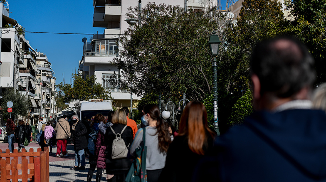 Πολίτες περιμένουν στη σειρά για δωρεάν rapid test από τον ΕΟΔΥ