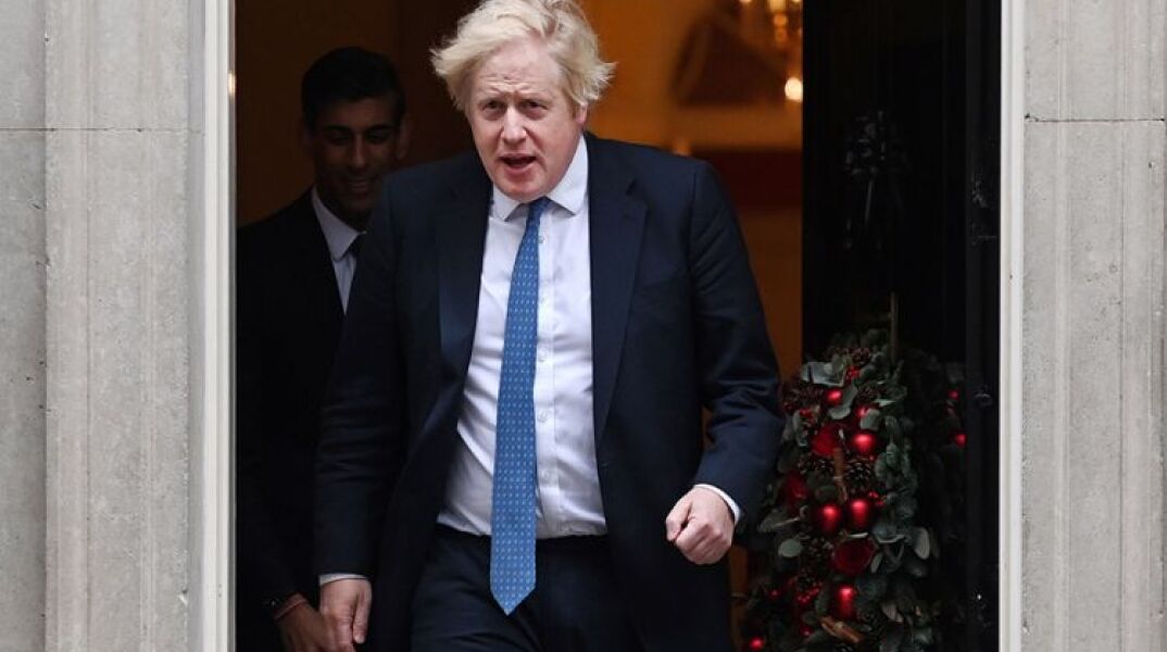 Σάλος στη Βρετανία με «πάρτι» στην Ντάουνινγκ Στριτ εν μέσω lockdown © EPA/ ANDY RAIN   «Πηγή: https://www.athensvoice.gr/world/738305-salos-me-stelehi-toy-tzonson-na-miloyn-gia-parti-en-meso-lockdown»