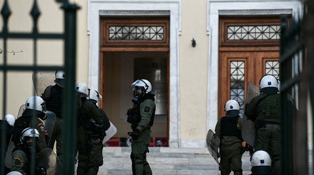 Αστυνομικοί στην ΑΣΟΕΕ