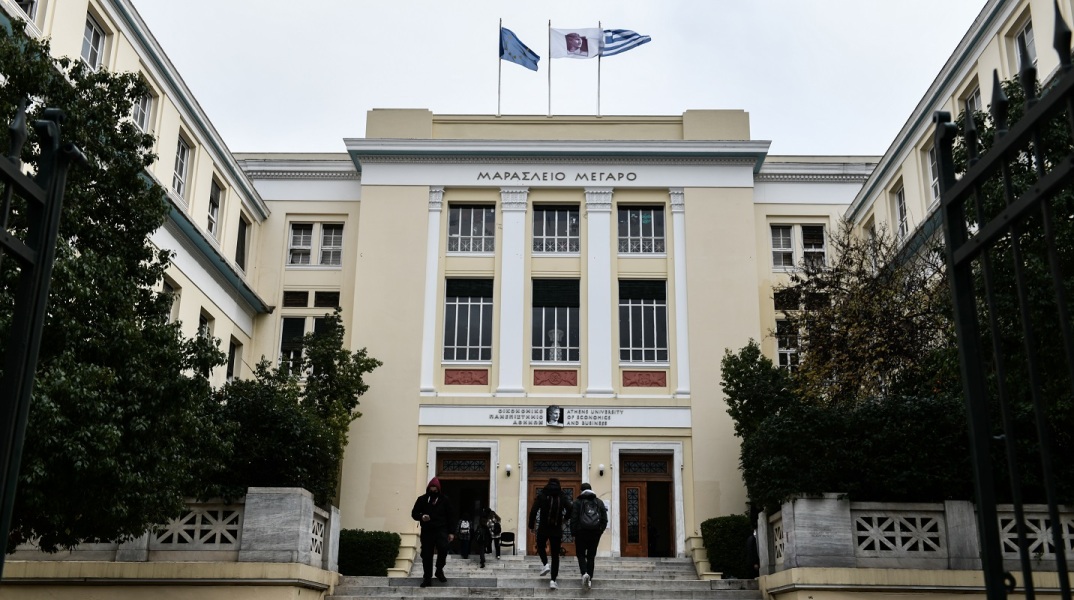 Συγκέντρωση φοιτητών της ΑΣΟΕΕ έξω από την Πρυτανεία