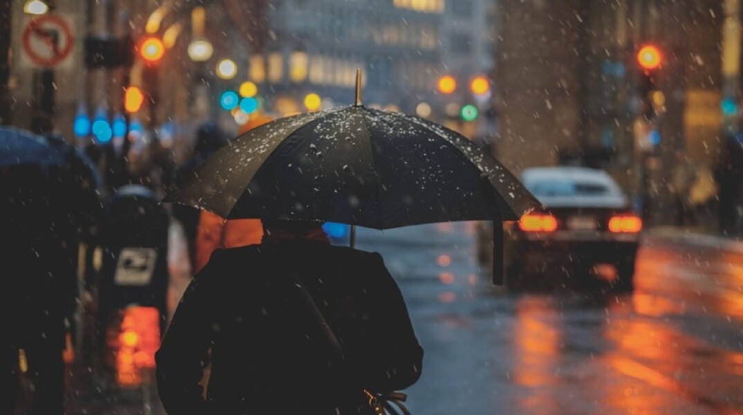 Βροχή - Πολίτης με ομπρέλα