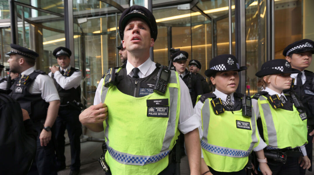 Άνδρας με μπλούζα που έγραφε «Reservoir Dogs» χτύπαγε με σφυρί το άγαλμα του Έρικ Γκιλ.