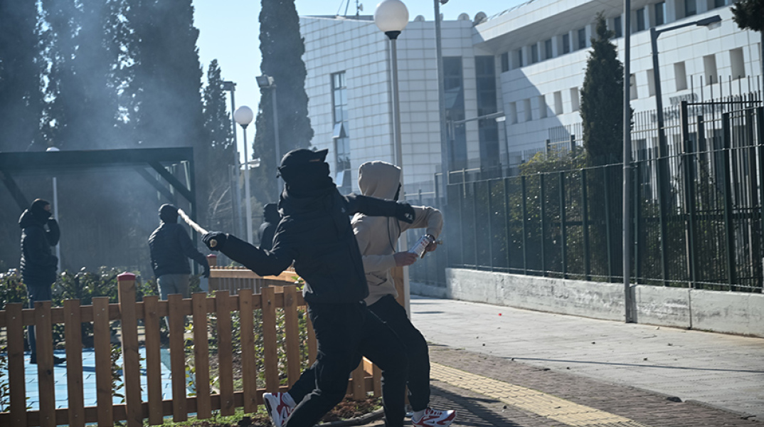 Επεισόδια έξω από το υπουργείο Παιδείας