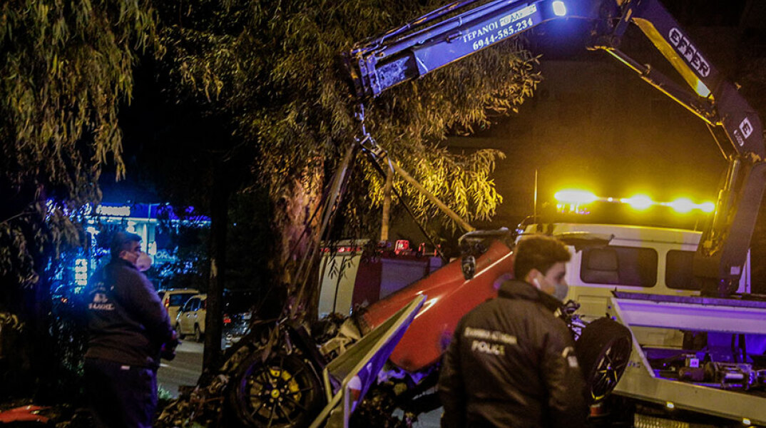 Η Ferrari που οδηγούσε ο Τζώρτζης Μονογυιός μετά το τροχαίο στη Βούλα