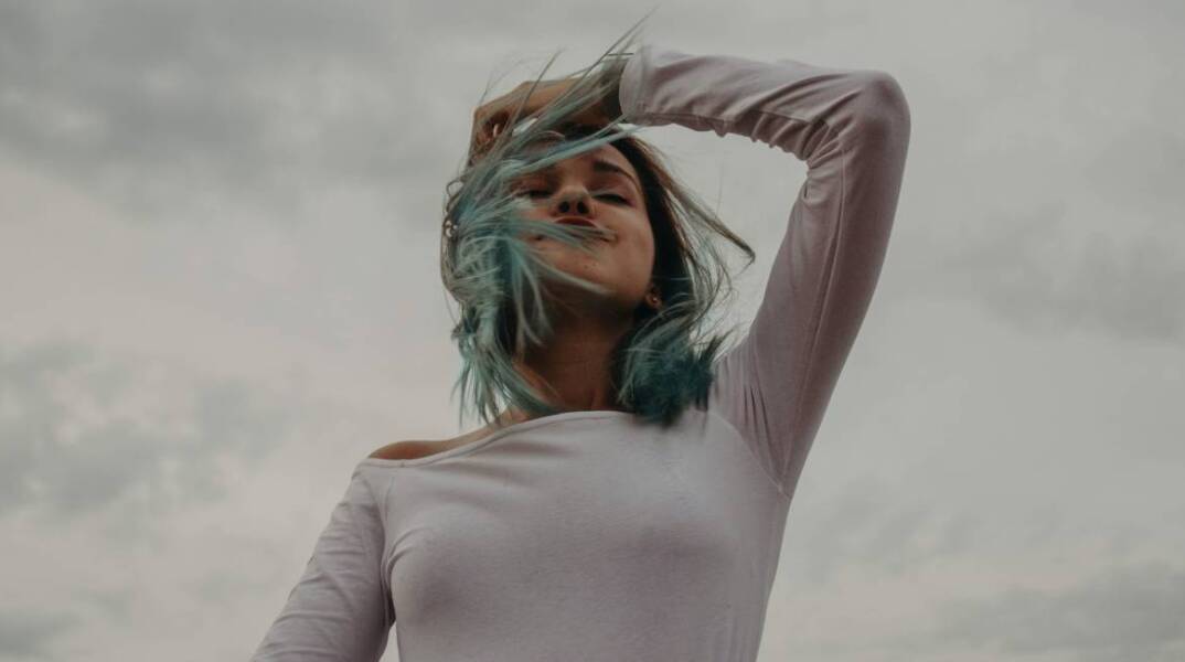 Γυναίκα με μακρυμάνικο λευκό μπλουζάκι